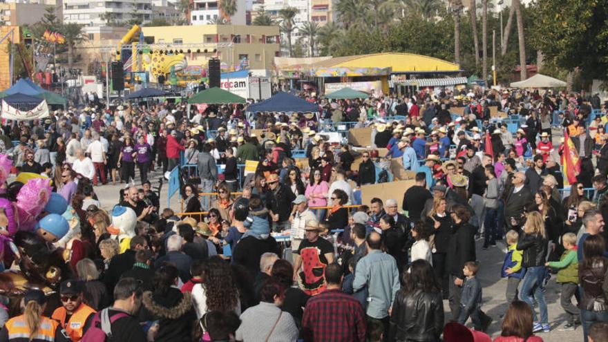 Imagen del recinto portuario el dia de las paellas en las fiestas patronales/Foto Tony Sevilla