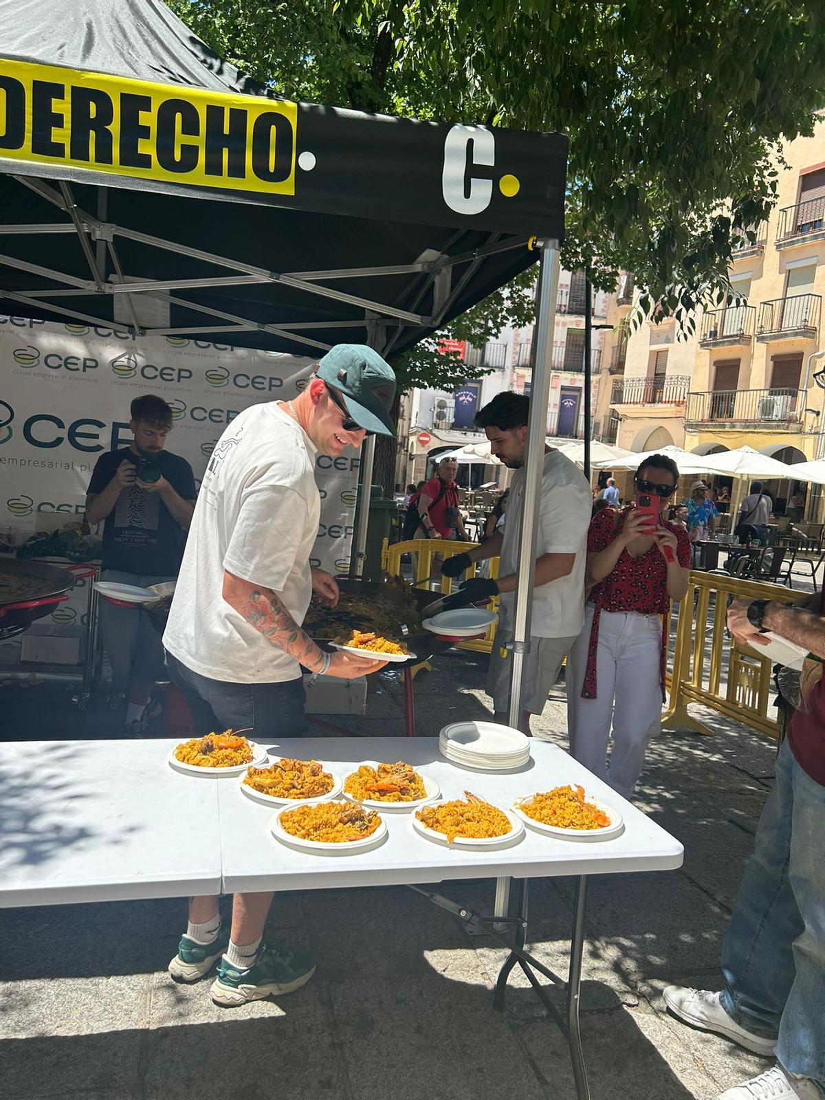 Raciones de la paella solidaria, en la plaza Mayor de Plasencia.