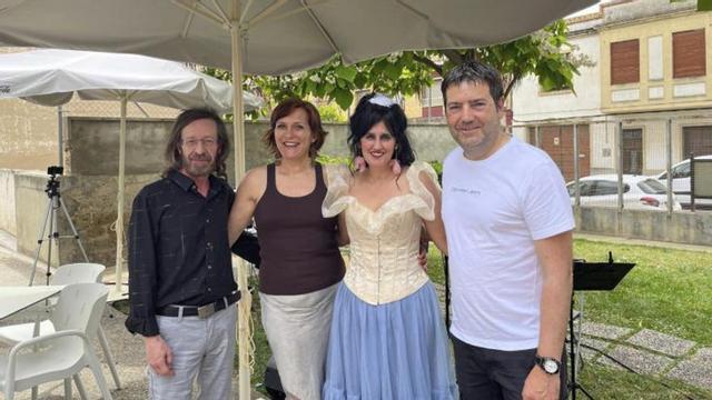 Lucio Cruces (guitarrista), Estrella Hernández (Va de Arte), Pilar Marqués (Cantante) y Francisco Nasarre (consejero del Área de Patrimonio Cultural), en un concierto celebrado en Villanueva de Gállego.