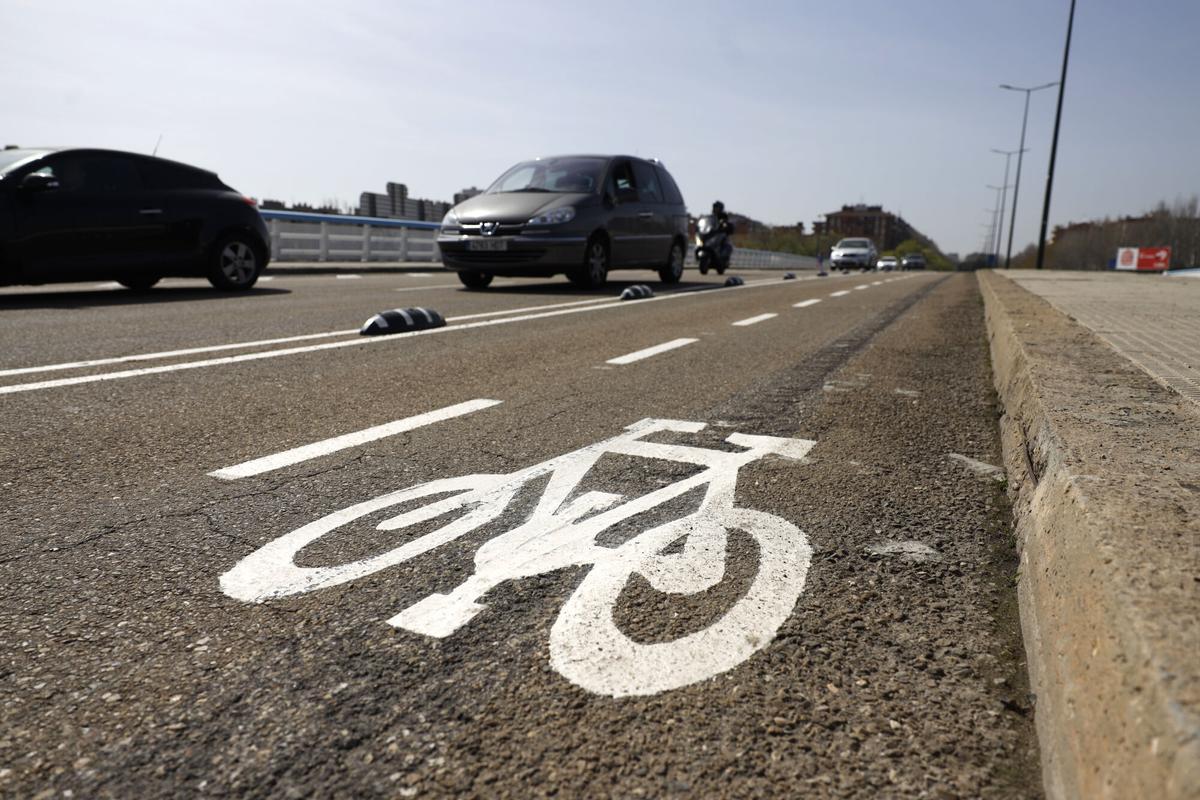 Primer plano del símbolo de un carril bici ubicado en Zaragoza