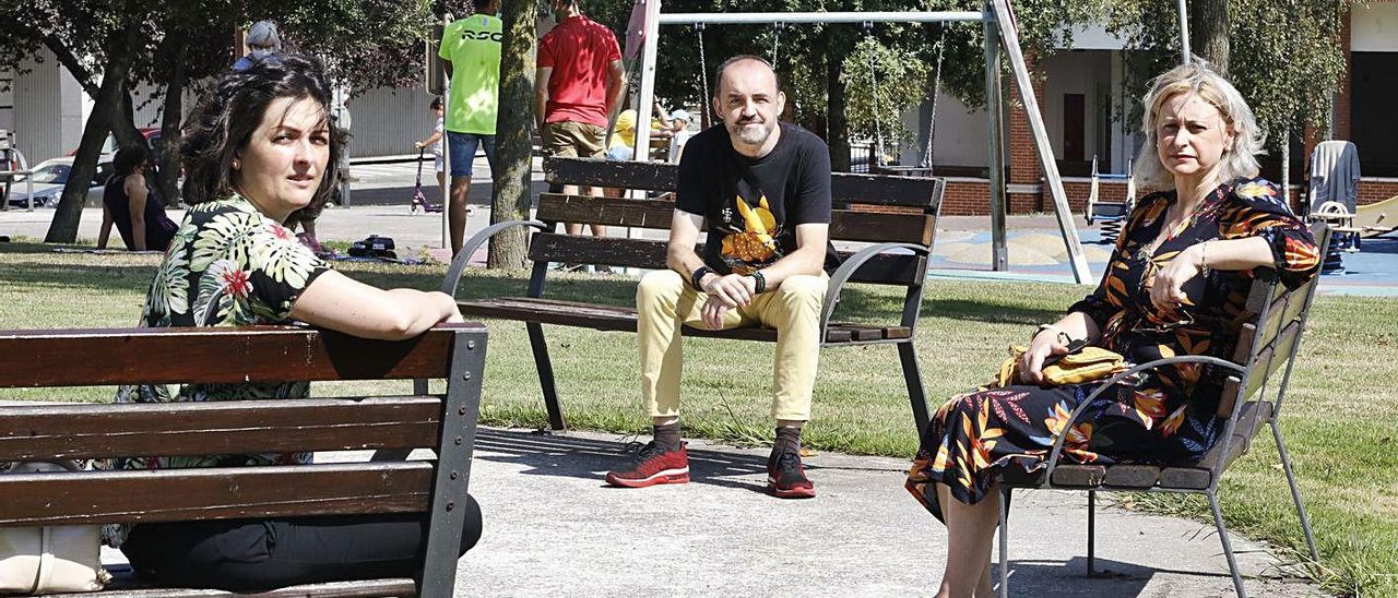Por la izquierda, Patricia Carretero, Rubén García y María José Pérez, ayer, en Gijón. | Ángel González