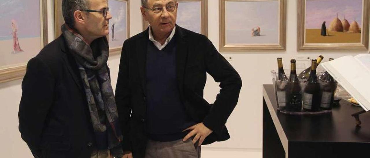 El alcalde, Jesús Vázquez, y el diseñador, Roberto Verino, en la exposición de Emilio Prieto. // Iñaki Osorio