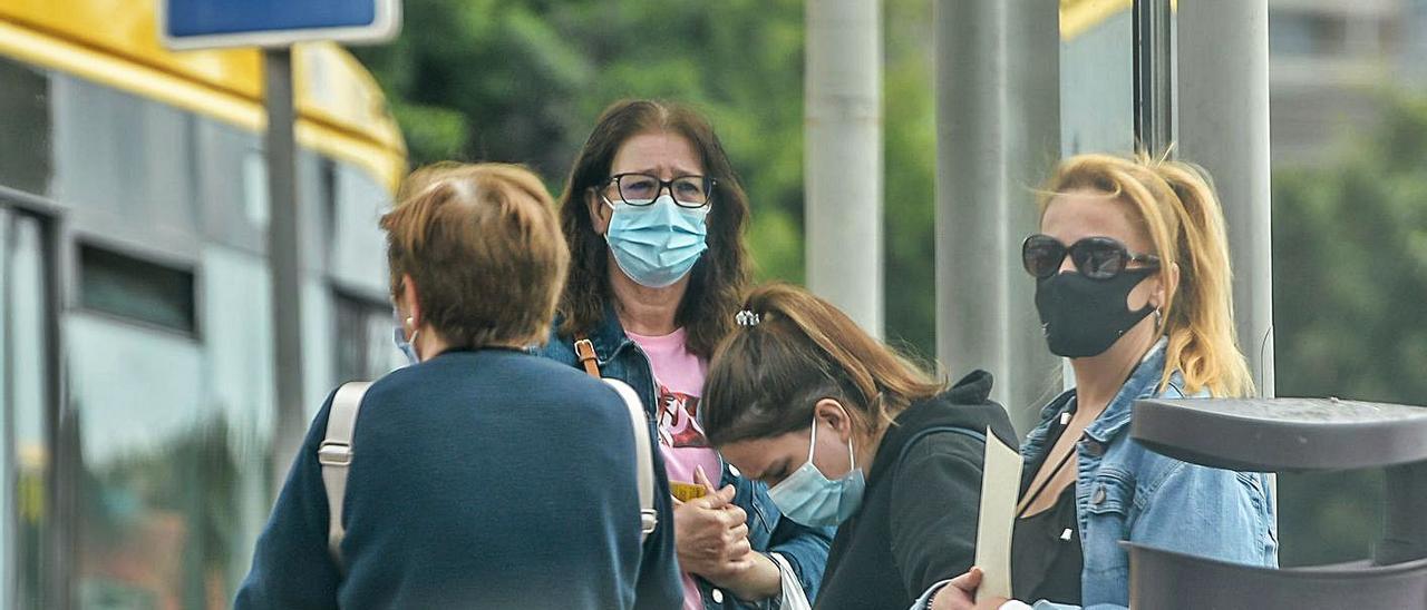 Un grupo de mujeres con mascarilla en Las Palmas de Gran Canaria.  | |