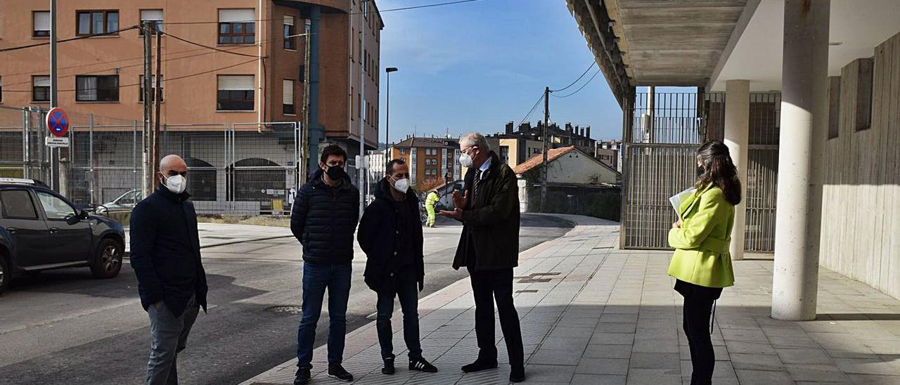 Por la izquierda, el edil de Seguridad Ciudadana, Víctor Villa; el aparejador Juan Freije; el alcalde, Ángel García, y los arquitectos Benito Díaz y María José Fernández. | Reproducción de S. Arias