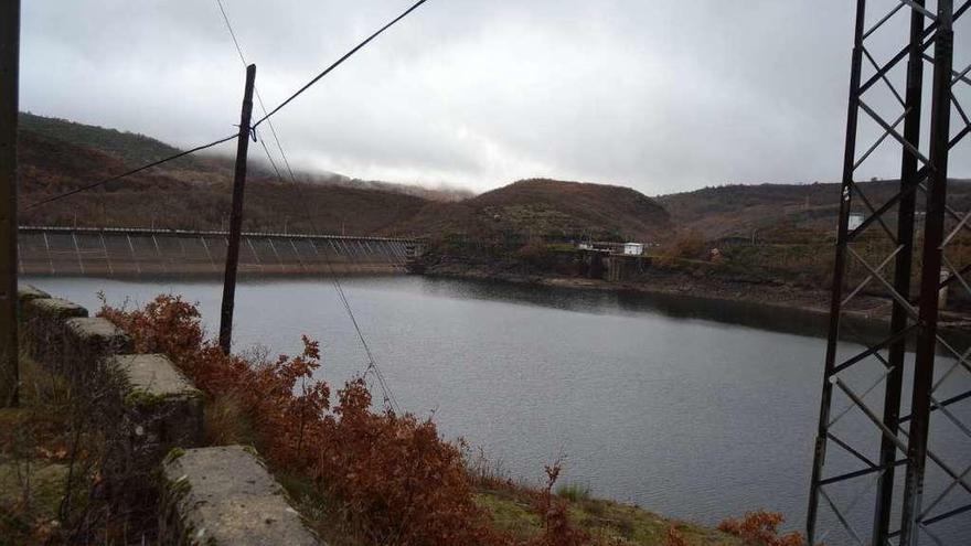 Embalse de la Alta Sanabria en las pasadas fechas con un bajo volumen de agua.