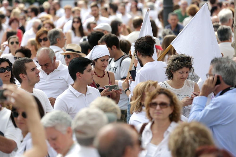 Concentración en València por el diálogo en Cataluña