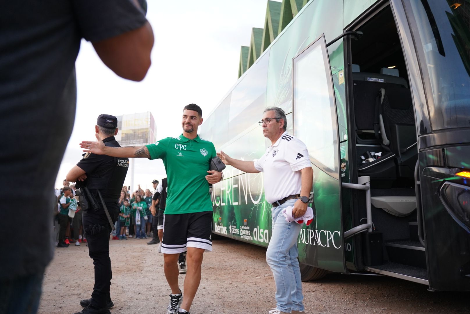 Ambiente en la previa del Cacereño-Tenerife