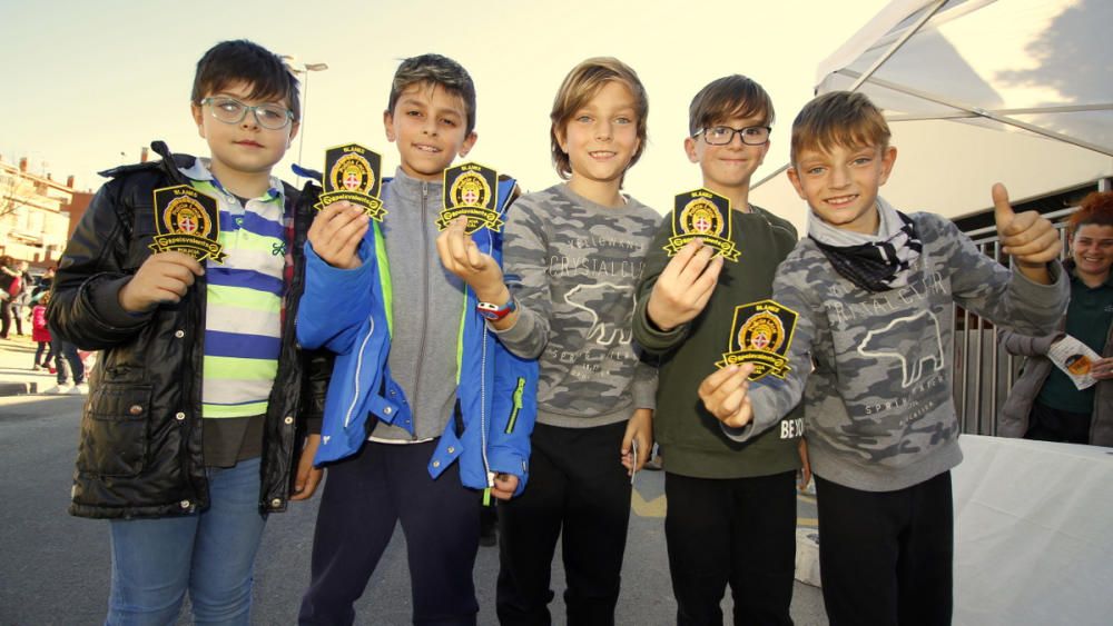 La Policia Local de Blanes ven escuts solidaris a l'escola Pinya de Rosa