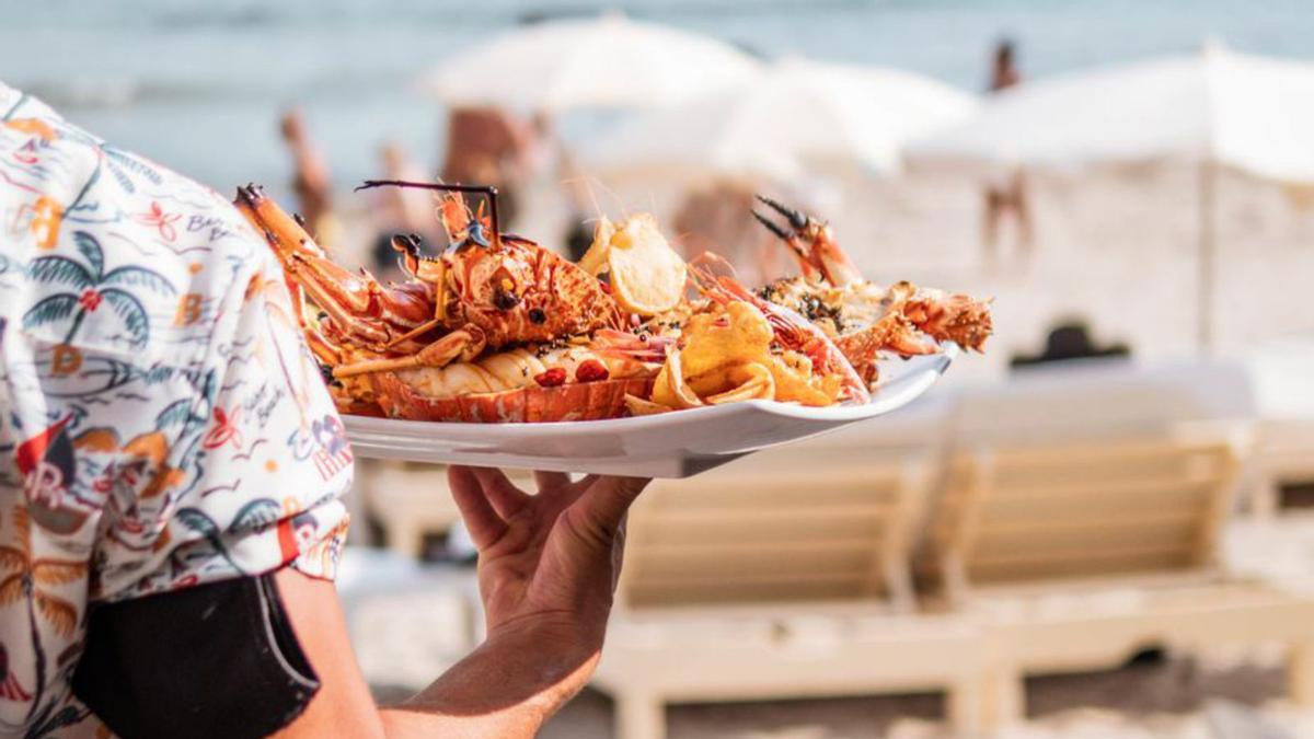 Los platos más exclusivos, a la mesa o en la playa. | FOTOS: BESO BEACH IBIZA