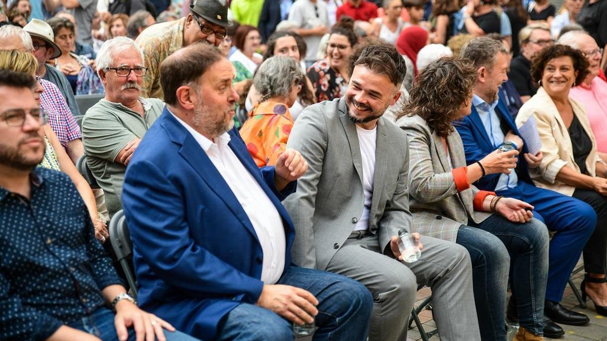 El líder de ERC, Oriol Junqueras, con Gabriel Rufián, en el mitin de arranque de campaña.