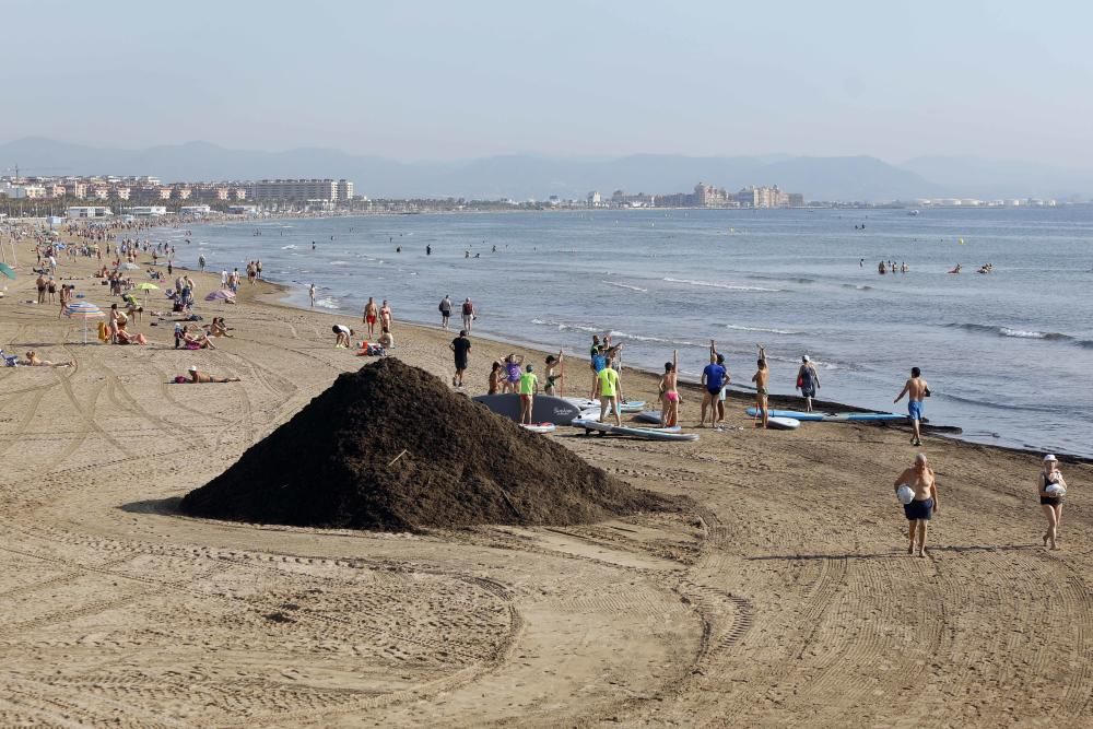 La playa de la Malva-rosa en València esta mañana de San Juan, a las 9.00 horas, ya estaba llena de gente.