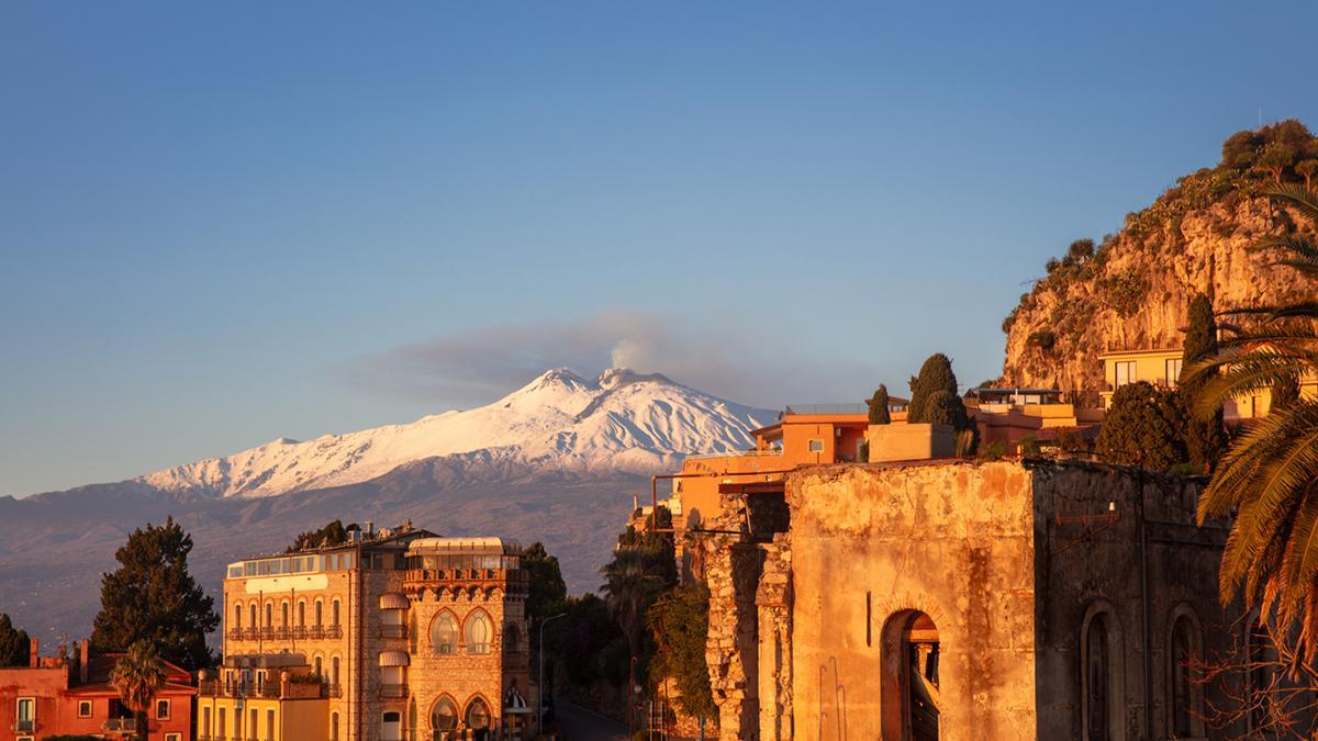 Taormina mira al Etna desde sus balcones y ruinas antiguas, una de las escenas más poderosas de Sicilia.