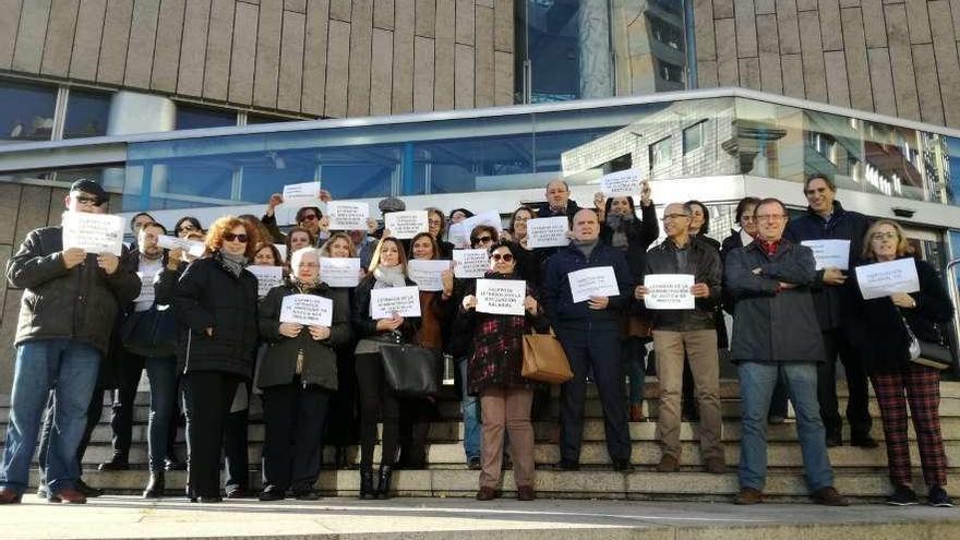 Paro parcial de los secretarios judiciales ayer en los juzgados de A Coruña.