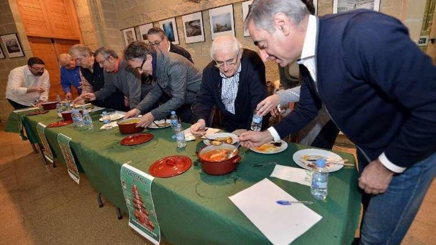 El jurado, probando los platos presentados a concurso.