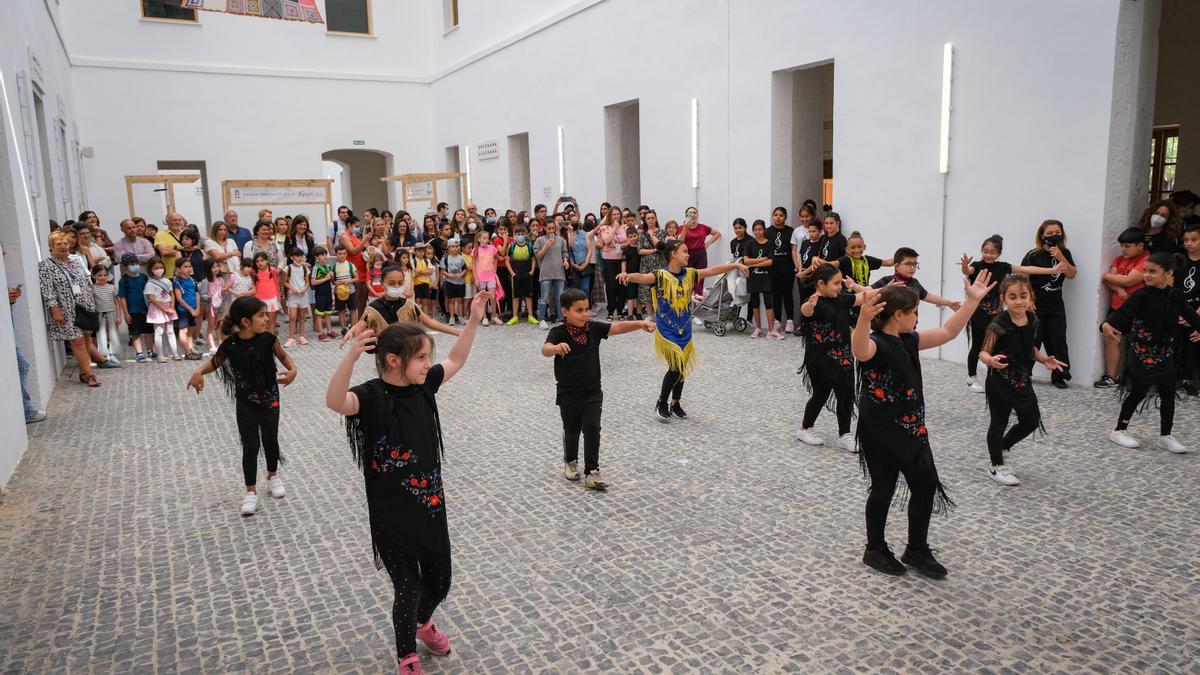 Escolares del Manuel Pacheco realizan una coreografía en El Hospital, ayer.