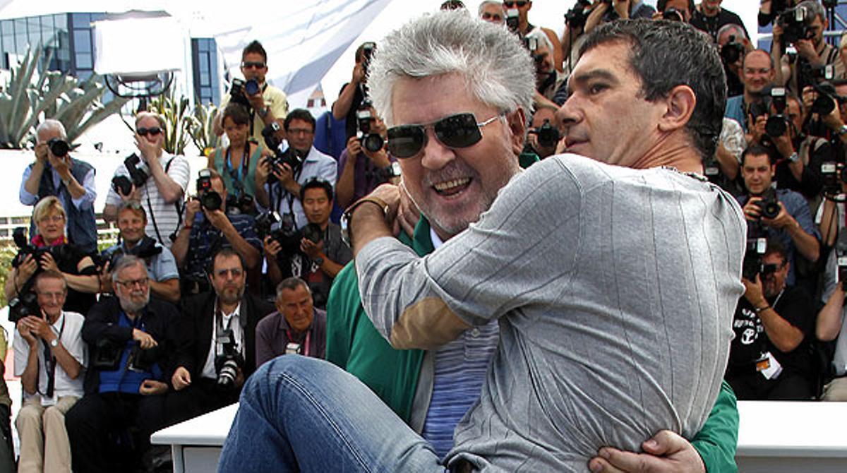 El drama fet surrealisme en l’última pel·lícula de Pedro Almodóvar, que també critica les declaracions de Lars Von Trier.