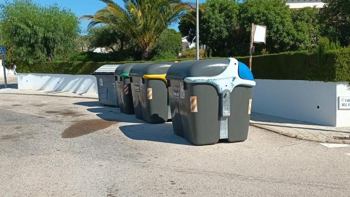 Contenidors de reciclatge davant la parada de bus de la plaça del Castell a Els Masos, El Vendrell Contenidors de reciclatge davant la parada de bus de la plaça del Castell a Els Masos, El Vendrell