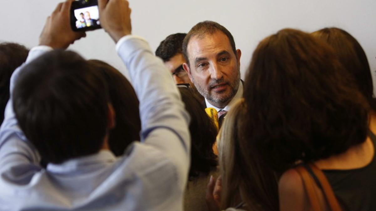 Espadaler atiende a un grupo de periodistas en la sede de Unió.