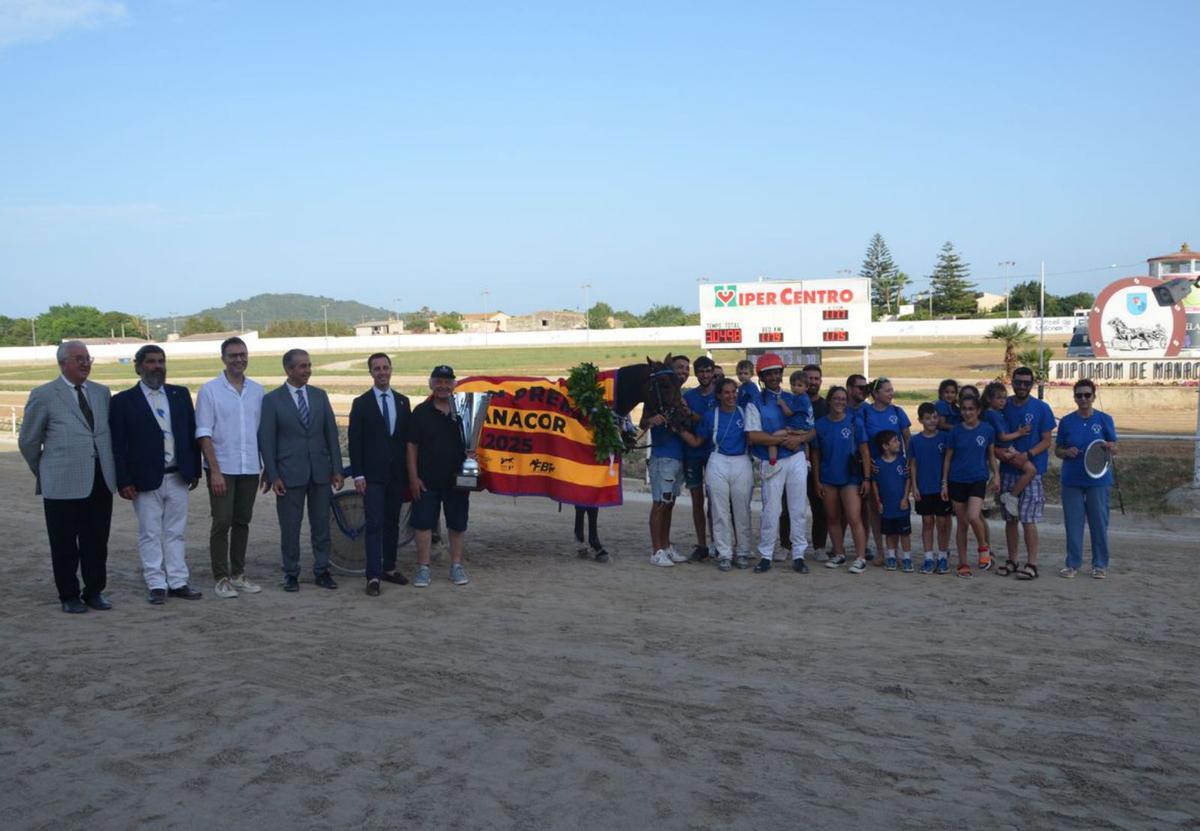 El presidente Llorenç Galmés entrega el trofeo de vencedor del ‘Gran Premi de Manacor’. | S. ROIG