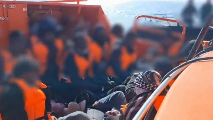 Rescatadas 15 personas a bordo de una patera en la costa de Benidorm