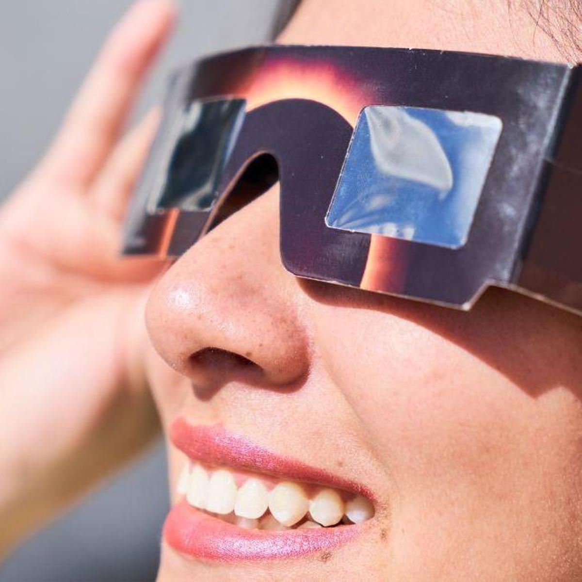 Por qué se están agotando estas gafas homologadas para ver el eclipse solar del 12 de agosto