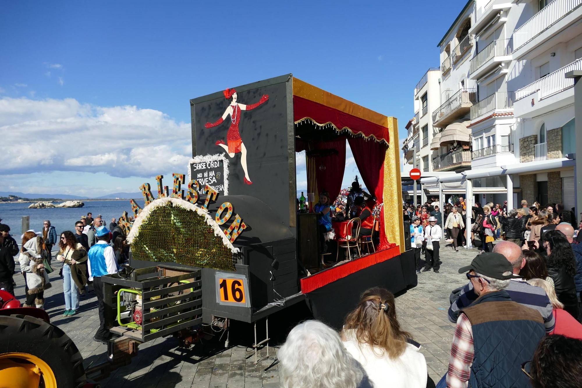 L'Escala s'acoloreix amb la rua de carnaval