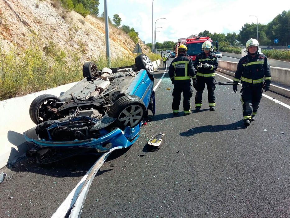 Dos heridos al volcar un coche en la autopista de Andratx