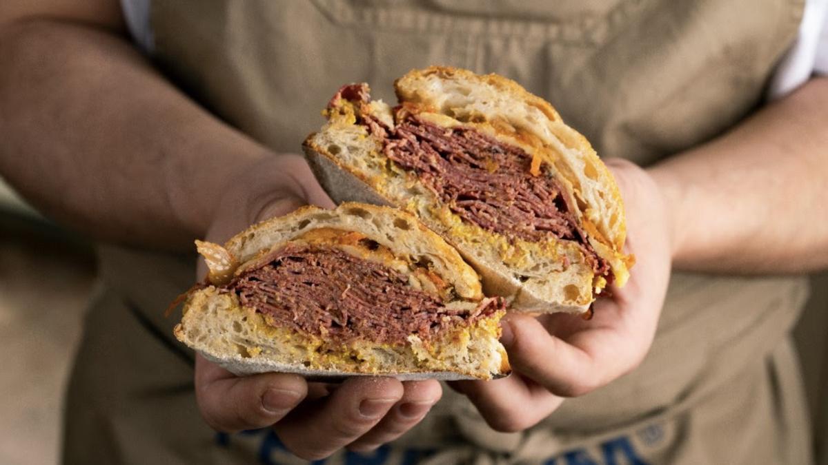 El bocadillo de pastrami de Petra Mora.