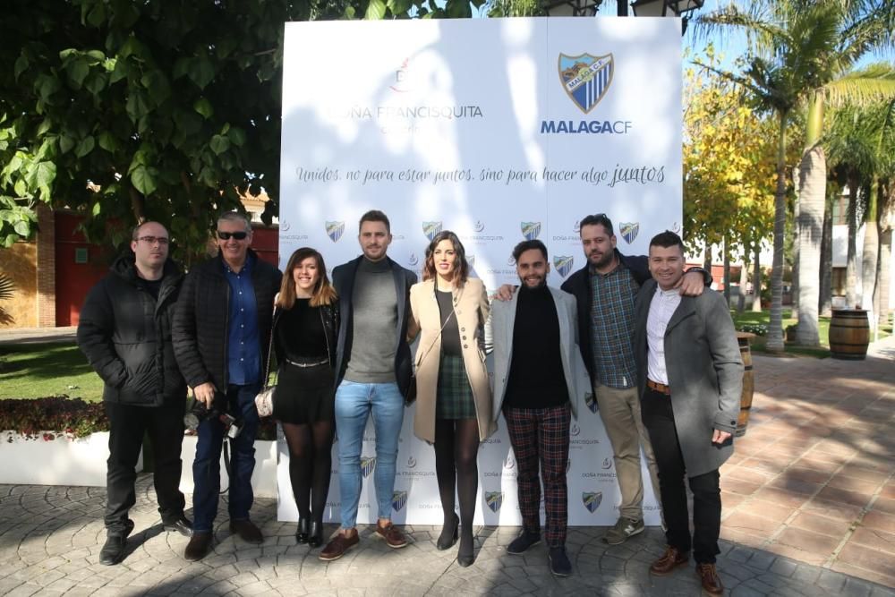 La primera plantilla de los equipos masculino y femenino, cuerpo técnico, directivos y trabajadores confraternizan en un encuentro celebrado en la finca 'La Tosca' de Churriana