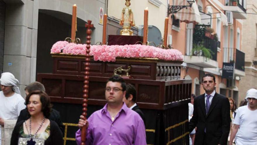 El Milagroso Niño Jesús de Praga de Santa Pola salió ayer en procesión por Elche.