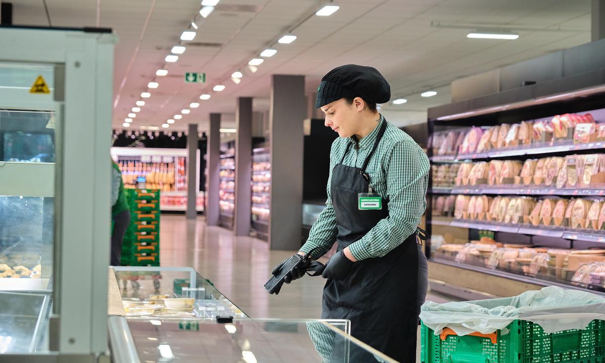 Recogida de productos en una tienda de Mercadona.