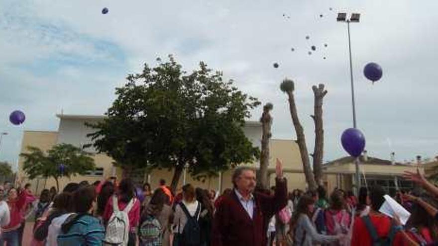 Una suelta de globos morados contra la violencia de género