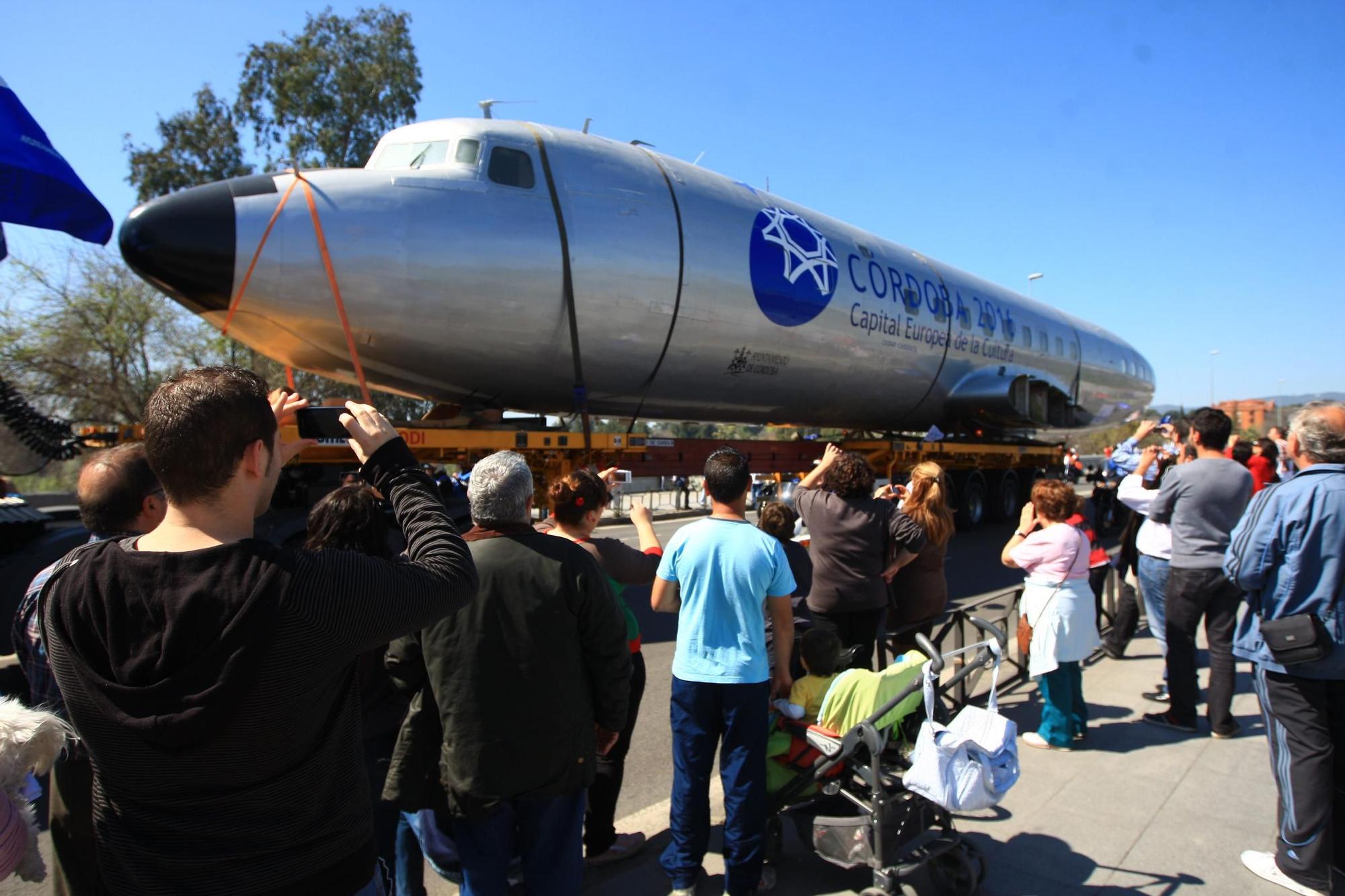 Así fue el multitudinario traslado del avión de Miraflores por el centro de Córdoba