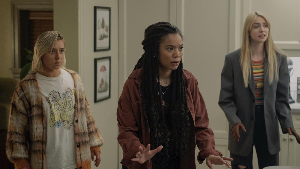 Lizze Broadway (Emma), Jaz Sinclair (Marie) y Maddie Phillips (Cate) en Generación V Lizze Broadway (Emma), Jaz Sinclair (Marie) y Maddie Phillips (Cate) en Generación V