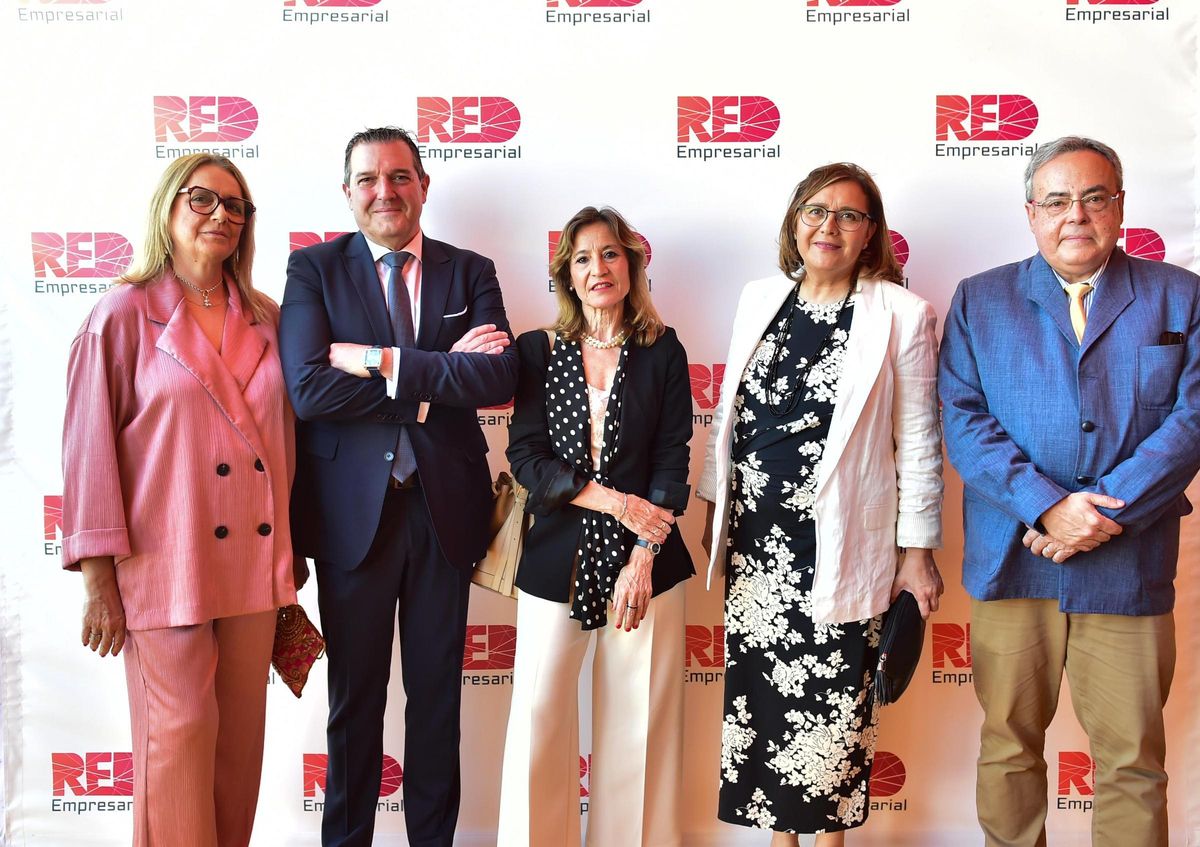 La directora de El Periódico Extremadura, con Diego Hernández y miembros de la Junta, en la gala empresarial de Plasencia.
