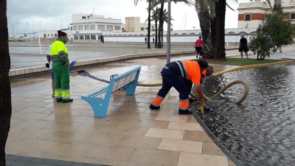 Voluntarios ayudan a limpiar tras la gota fría