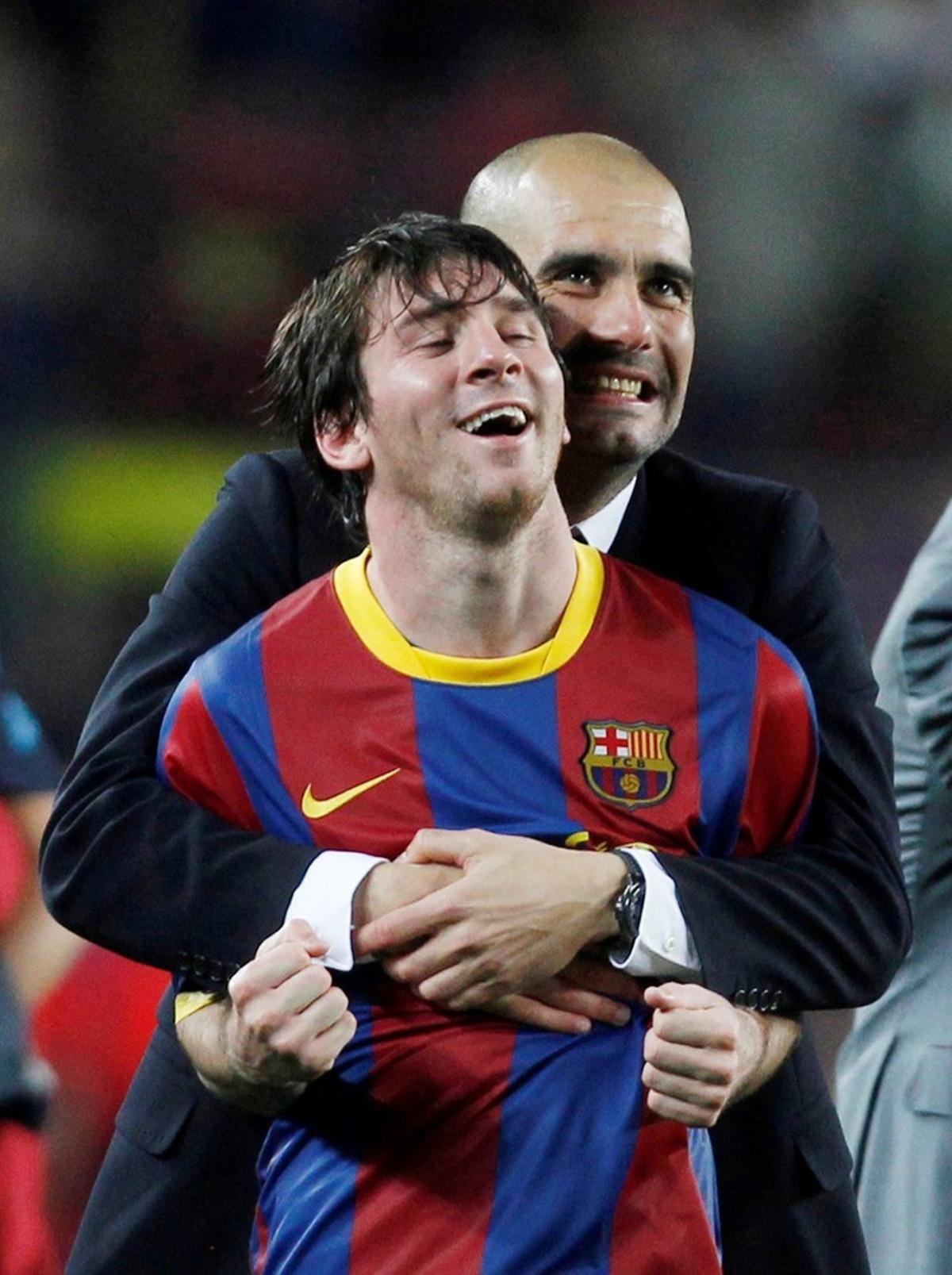 Guardiola abraza a Messi tras ganar la Champions de 2011.