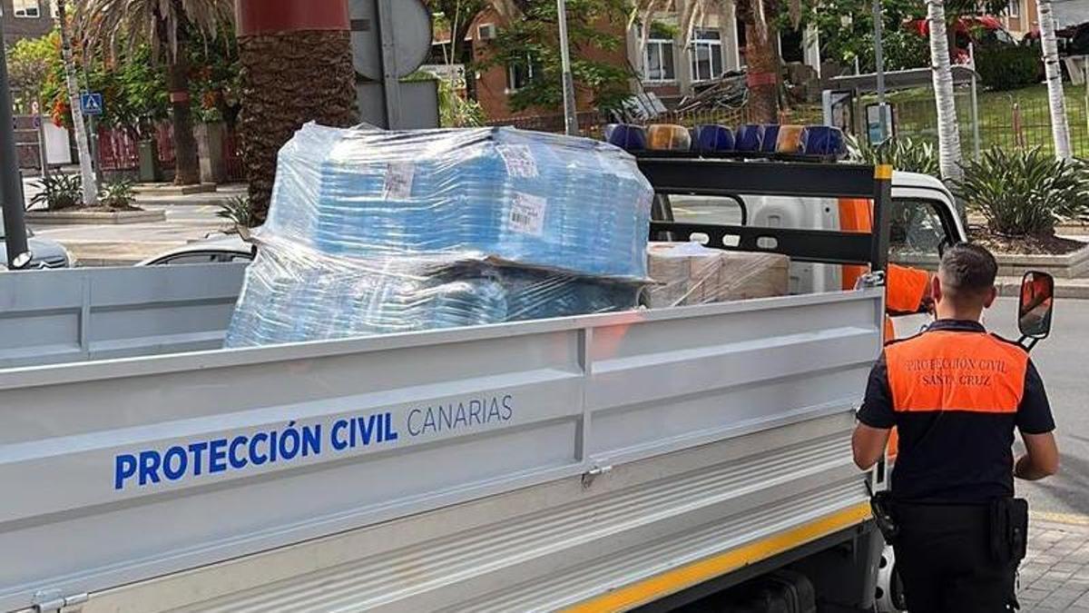 Protección Civil de Santa Cruz inicia el reparto de agua en el Distrito Suroeste.