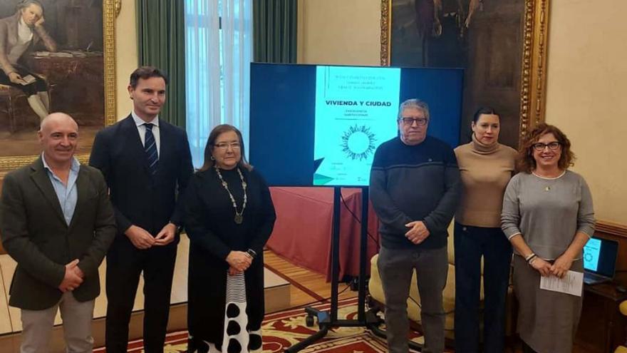 Por la izquierda, Abel Junquera, Jorge González-Palacios, María José Cuervo, Julio Molina, Nuria Rodríguez y Carmen Eva Pérez Ordieres, antes de la presentación, en el salón de recepciones del Ayuntamiento. | S. G.