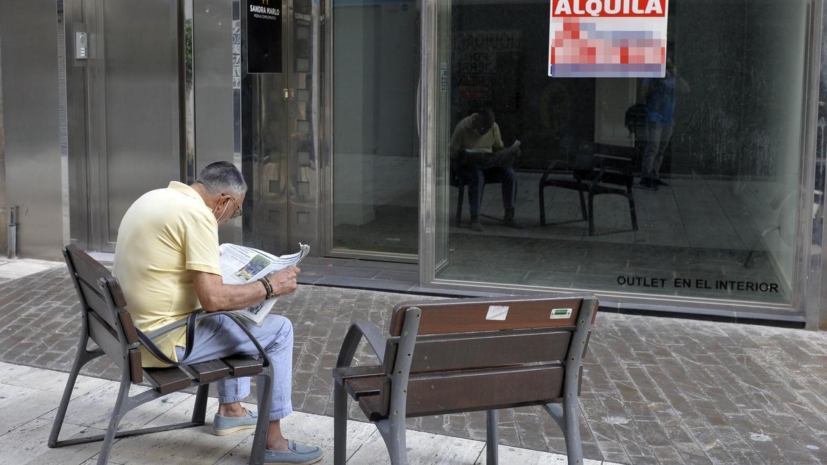 Los carteles de «Se alquila» o «Se vende» proliferan.