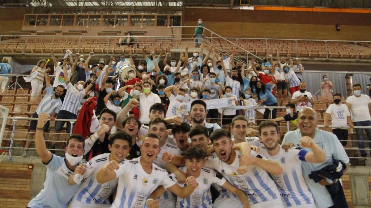 El equipo juvenil del San José festeja su ascenso a División de Honor.