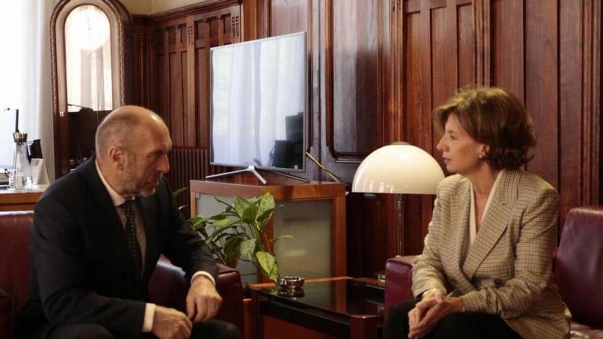 La presidenta del Consejo Consultivo, Begoña Sesma, durante su reunión con Juan Cofiño, en la Junta General.