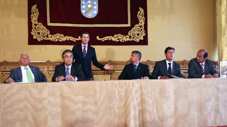 Baltar, Moreda, Feijóo, Carlos Fernández, Besteiro y Louzán, ayer, en la sede de la Xunta del Pazo de Raxoi.