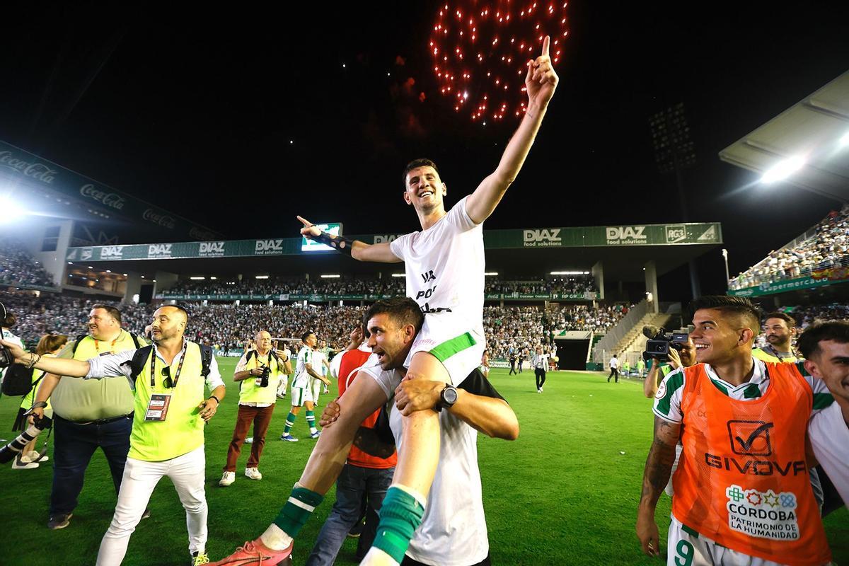 Alberto Toril, héroe del ascenso del Córdoba CF a Segunda, celebra la gesta en El Arcángel, hace un año.