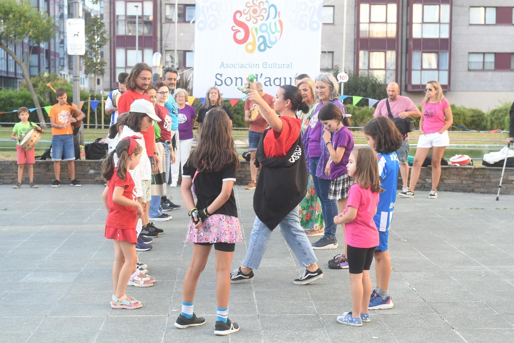 La Asociación cultural Son d’aquí celebró su décimo aniversario en la plaza de los Abuelos de Monte Alto