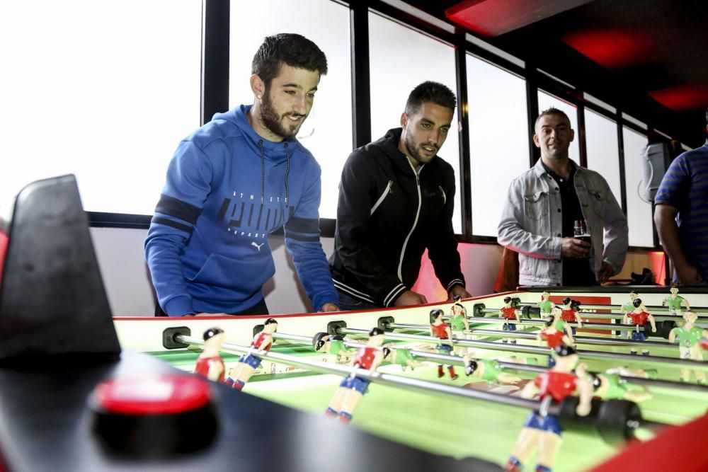 Acto en el Carlos Tartiere en el que varios futbolistas juegan al futbolín con aficionados