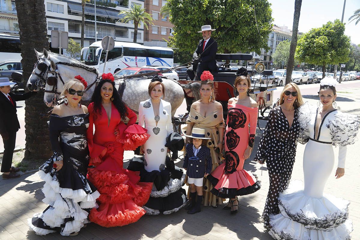 Las amigas de Juana Martín antes de salir para la Feria