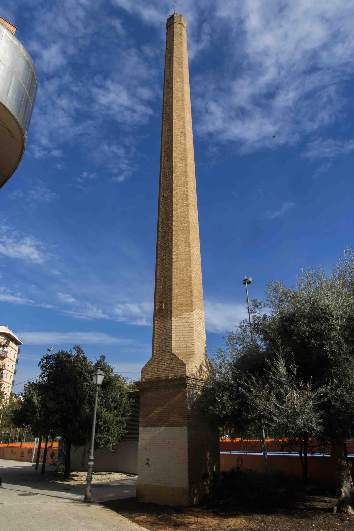 Ubicada en la calle Guardia Civil, esta chimenea pertenece al negocio-vivienda del Xalet Vista Alegre, hoy Junta Municipal de Exposición, barrio de Benimaclet y está situada en una zona ajardinada.