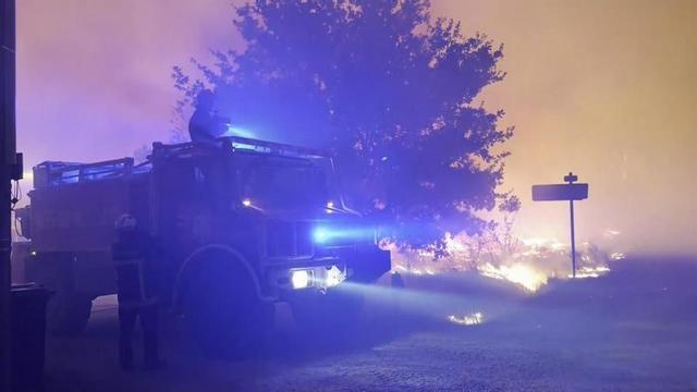 França desbordada pels incendis evacua gairebé 70.000 persones