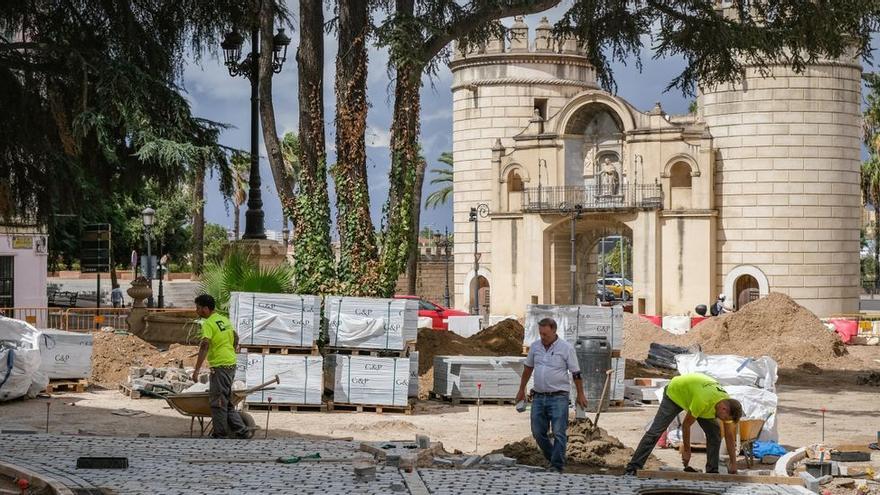 Trabajadores, ayer, colocando adoquín en la plaza de Reyes Católicos.